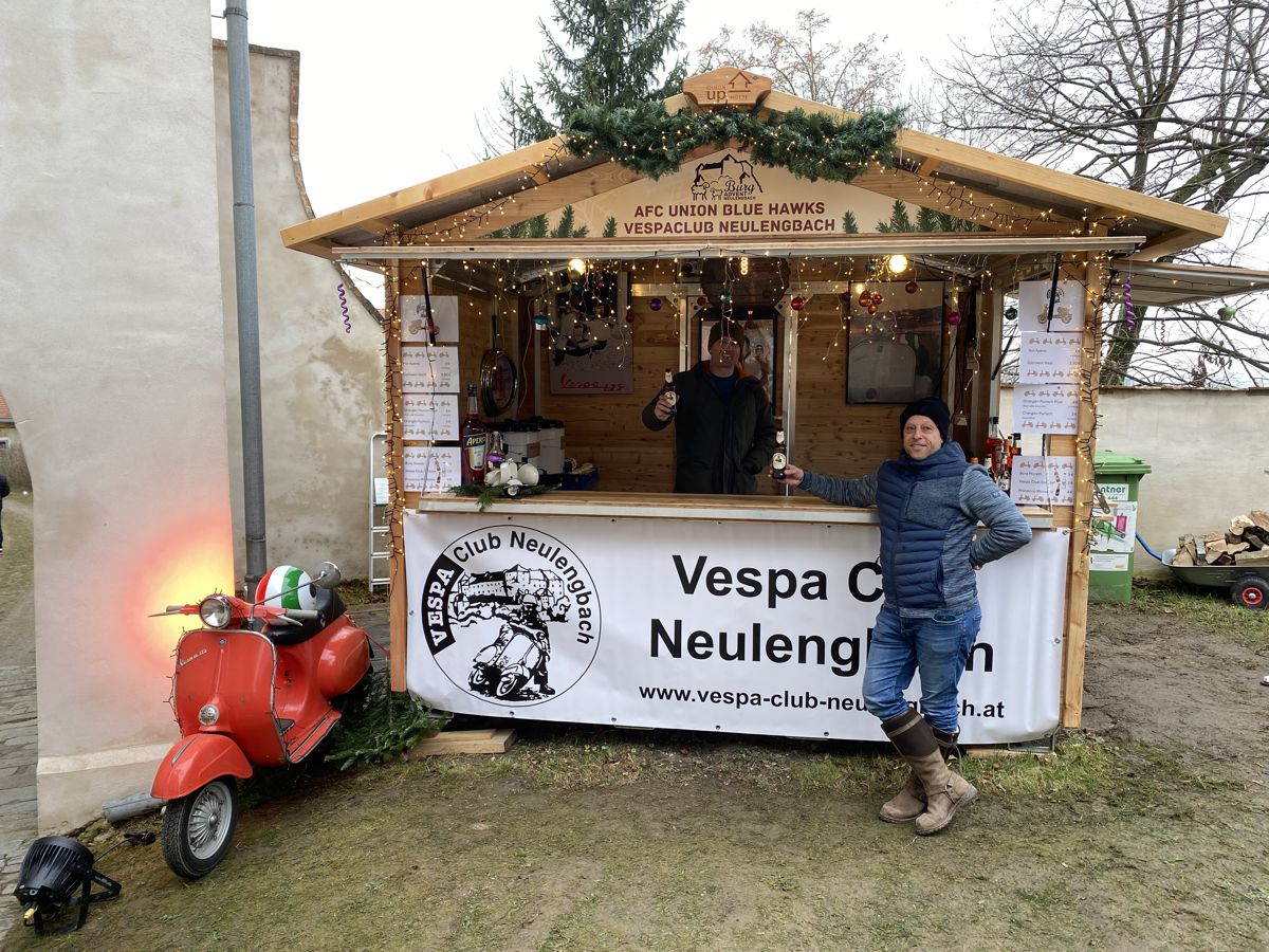 Die Vespa-Bar des Clubs beim Burgadvent Neulengbach 2024 mit roter Vespa davor