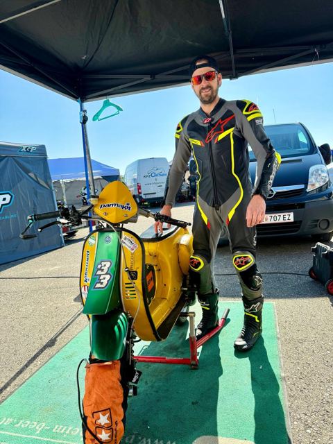 Fahrer in Lederkombi neben der Rennvespa